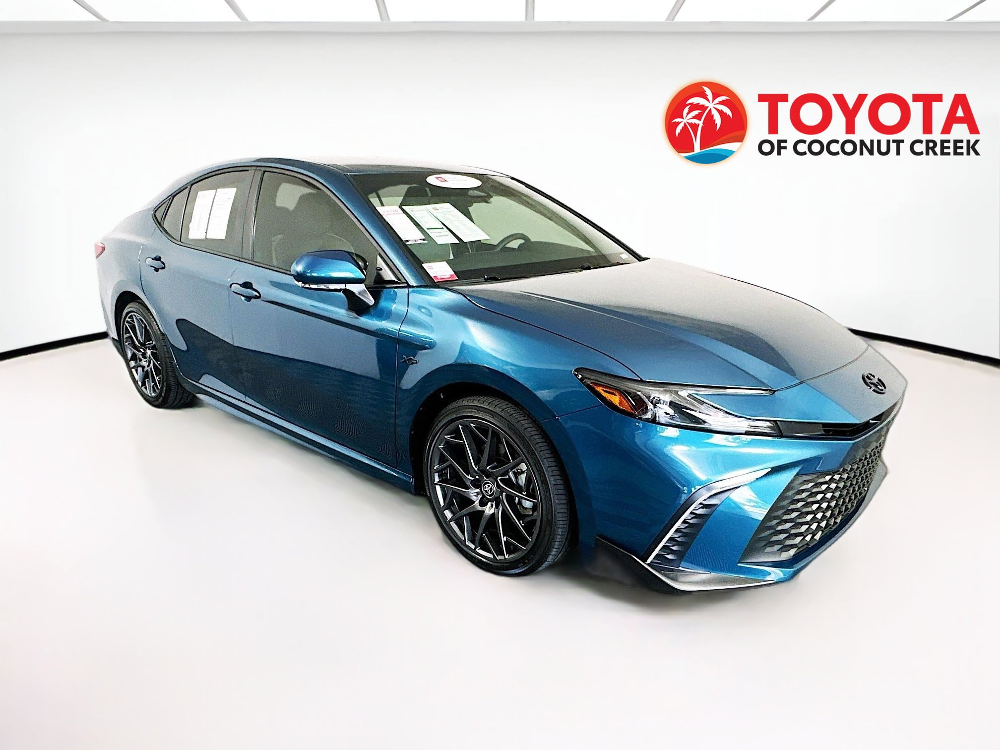 Used 2025 Toyota Camry SE FWD image 1