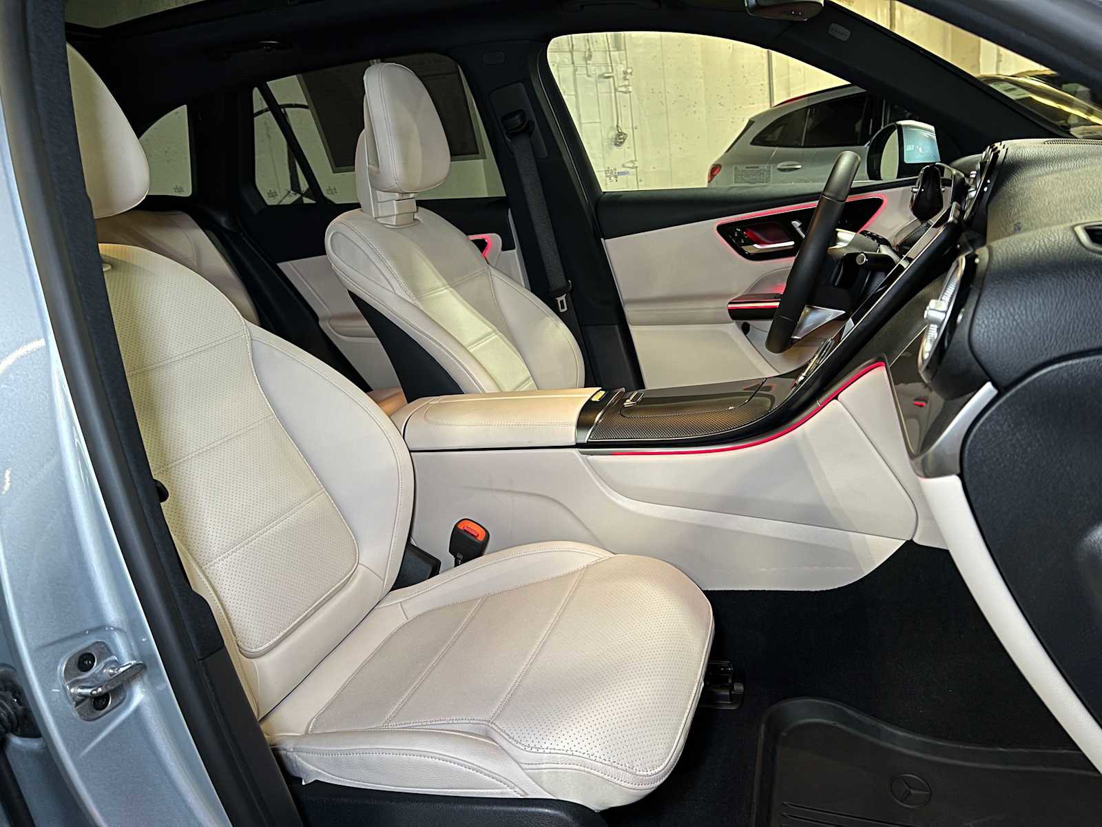Used 2025 Mercedes-Benz GLC 300 4MATIC image 12