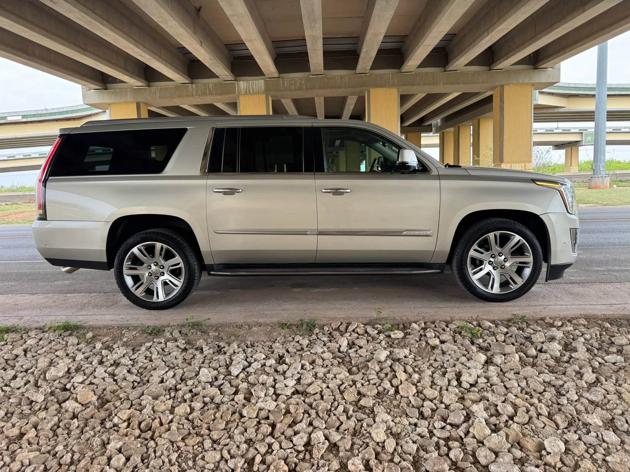 Used 2017 Cadillac Escalade ESV Luxury image 2