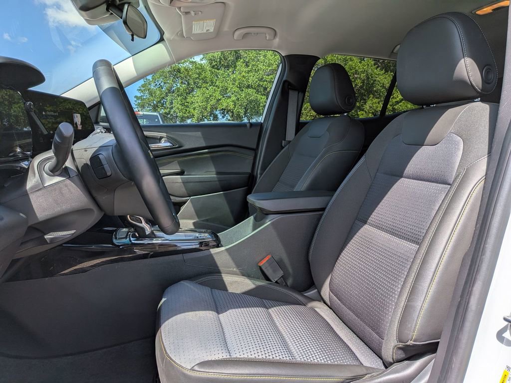 Used 2025 Chevrolet Trax LT w/ Driver Confidence Package FWD image 14