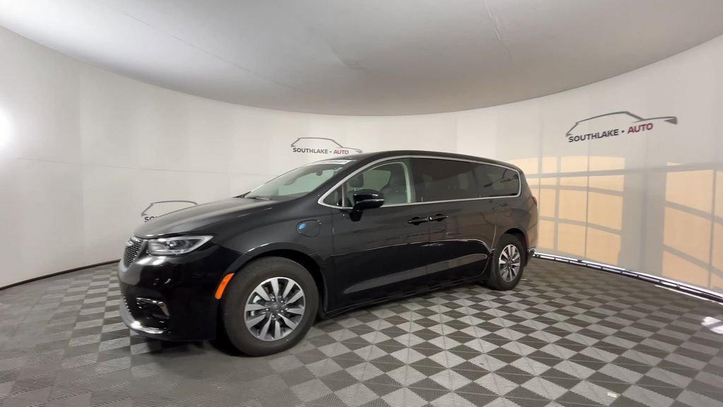 Used 2024 Chrysler Pacifica Limited FWD image 4