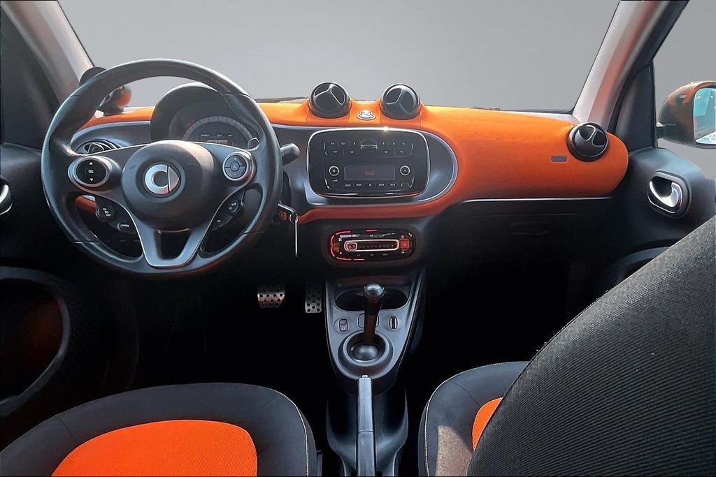 Used 2016 smart fortwo passion RWD image 14