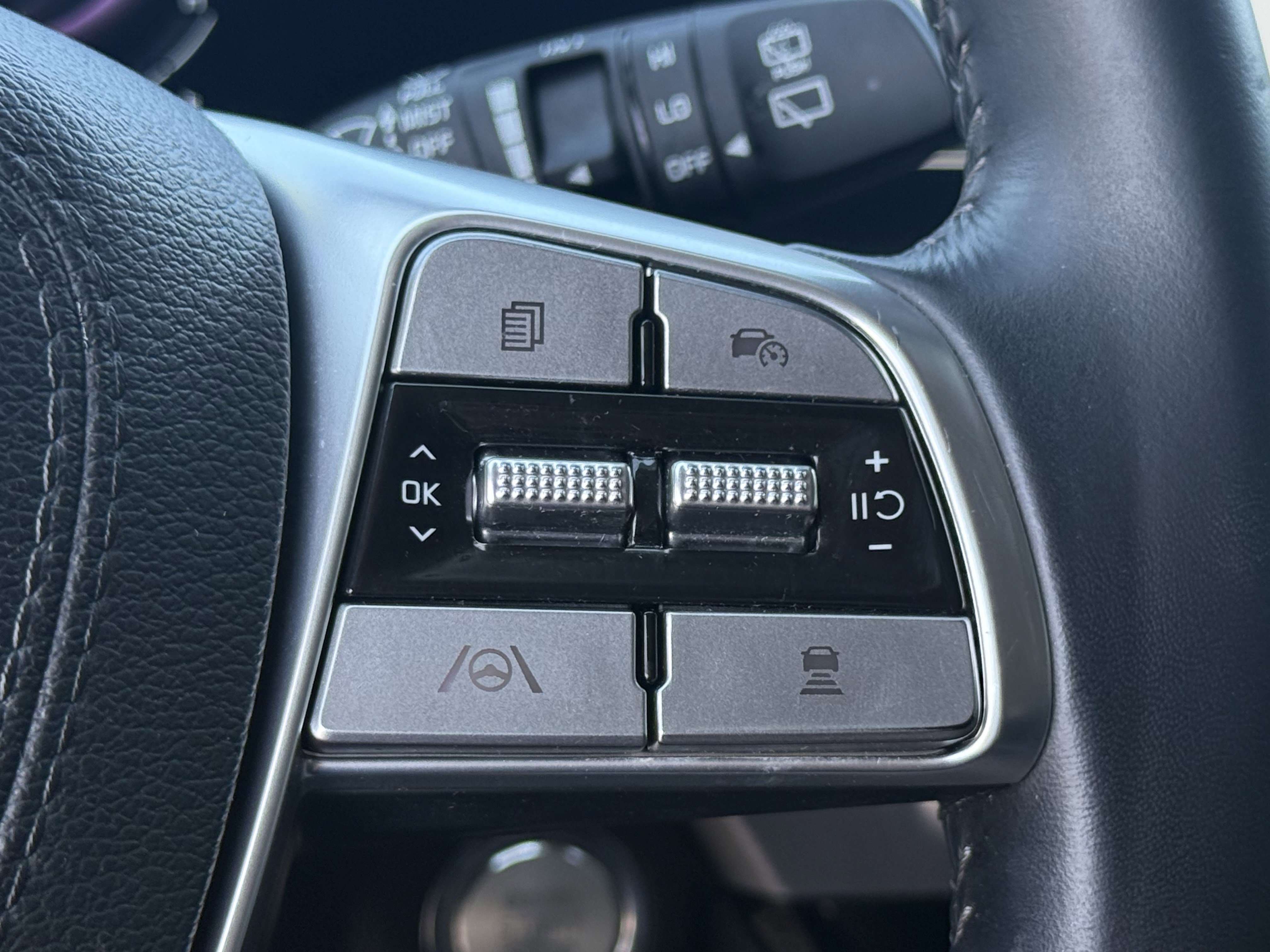 Certified 2025 Kia Telluride LX image 18