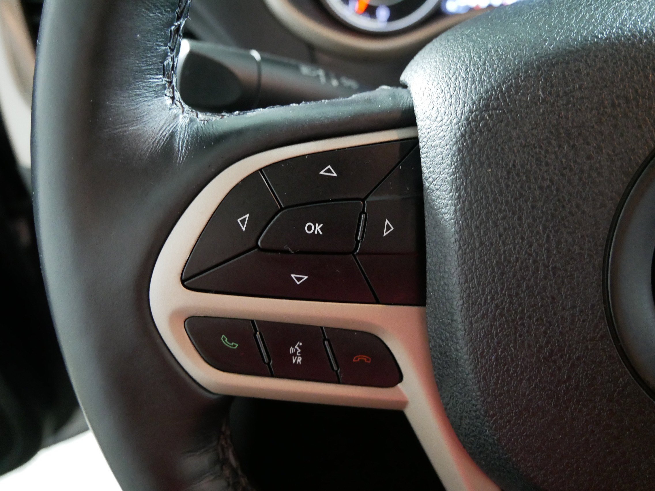 Used 2018 Jeep Cherokee Limited image 27