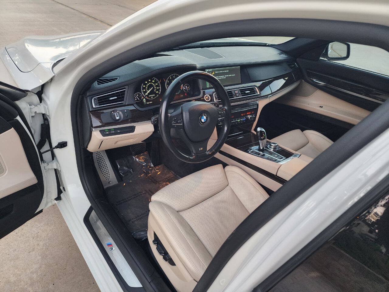 Used 2012 BMW 750Li w/ Driver Assistance Pkg RWD image 31
