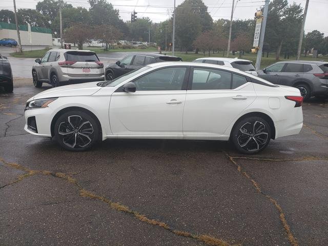 New 2025 Nissan Altima 2.5 SR image 3