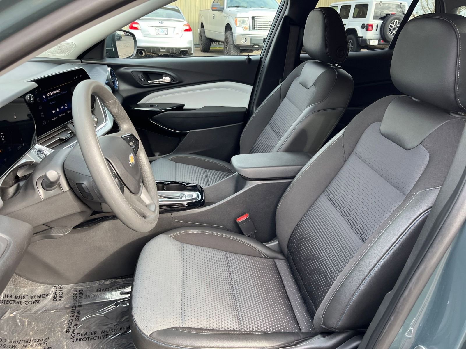 Used 2025 Chevrolet Trax LT FWD image 35
