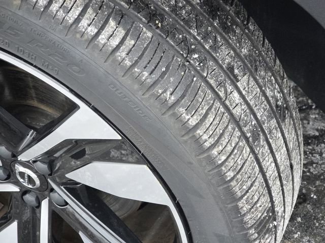 Used 2025 Volvo XC40 B5 Plus image 19