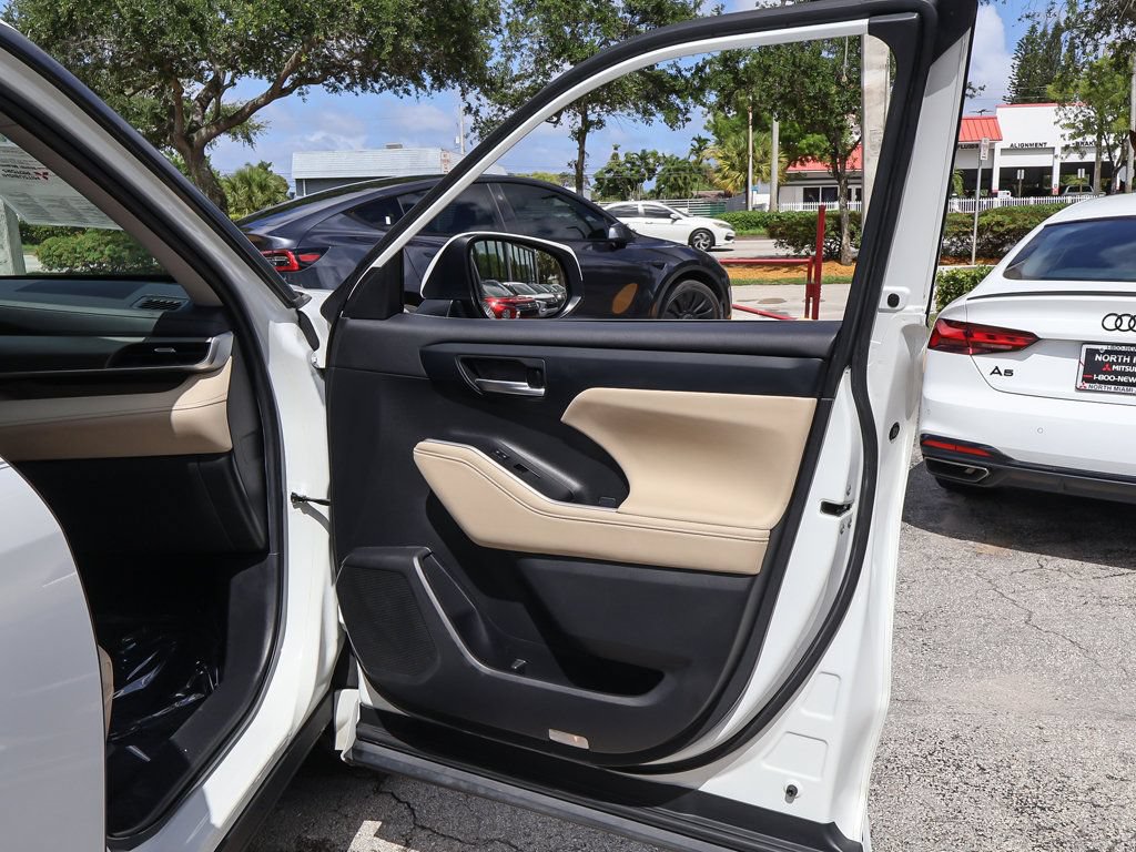 Used 2023 Toyota Highlander XLE FWD image 23