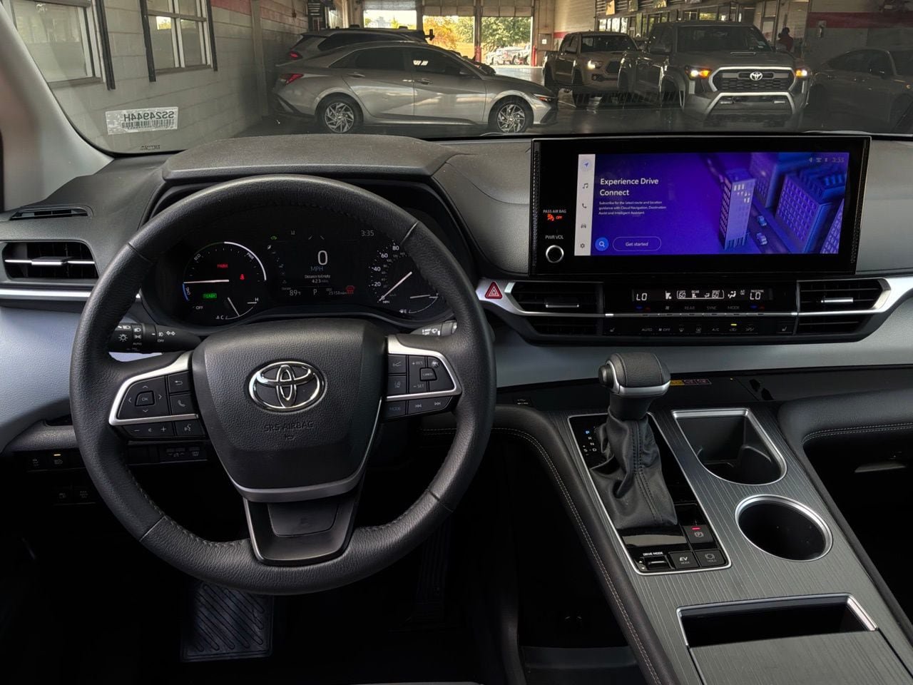 Used 2025 Toyota Sienna XLE FWD image 16