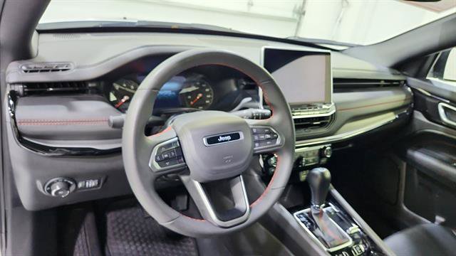 Used 2025 Jeep Compass Trailhawk AWD/4WD image 18