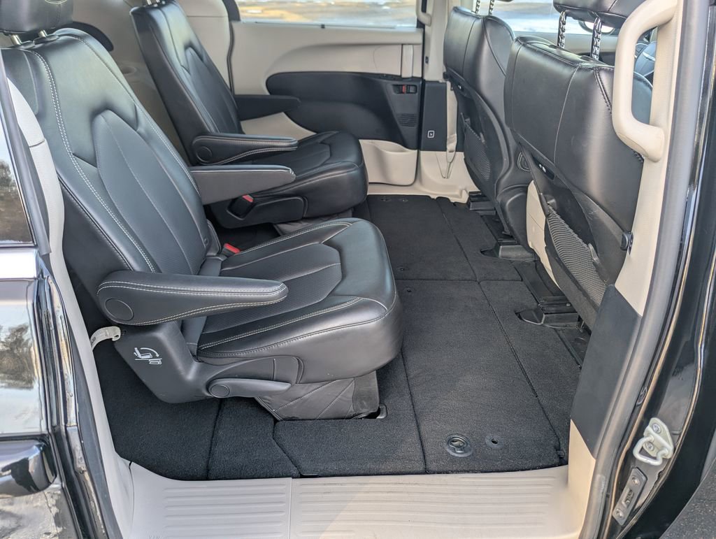 Used 2024 Chrysler Pacifica Touring-L image 45