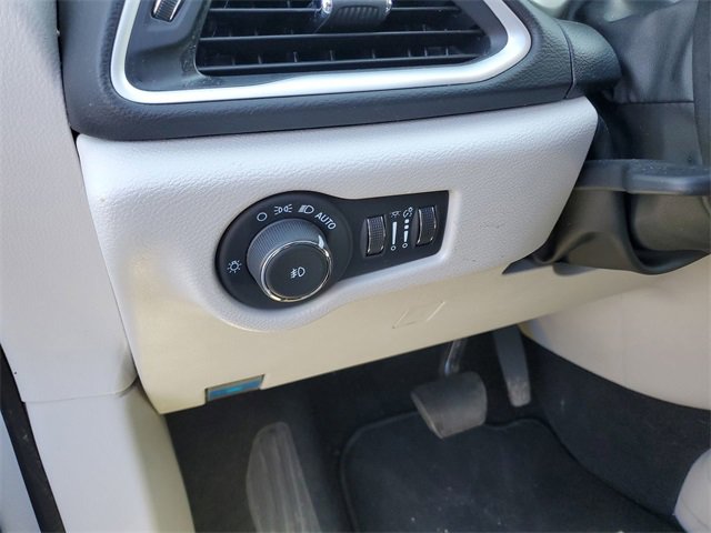 Used 2024 Chrysler Pacifica Touring-L image 17
