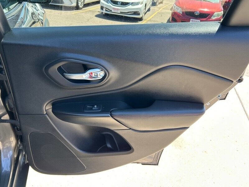 Used 2019 Jeep Cherokee Trailhawk w/ Comfort/Convenience Group image 18