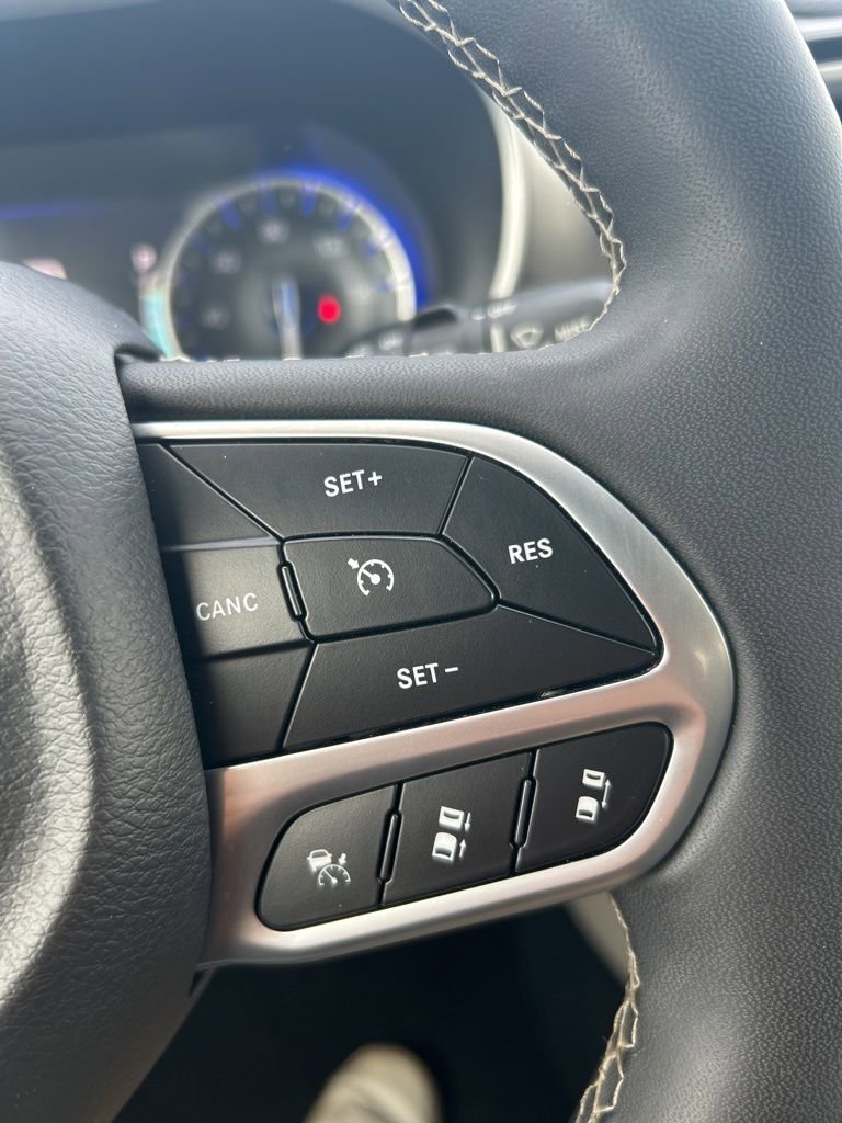 Used 2023 Chrysler Pacifica Touring-L image 33