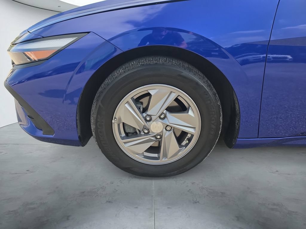 Certified 2025 Hyundai Elantra SE FWD image 17