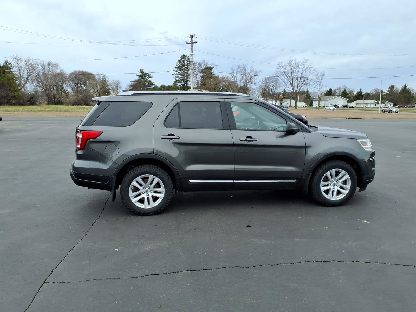 Used 2018 Ford Explorer XLT AWD/4WD image 7
