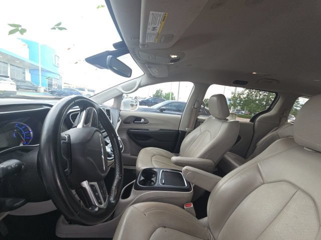 Used 2021 Chrysler Pacifica Touring-L FWD image 3