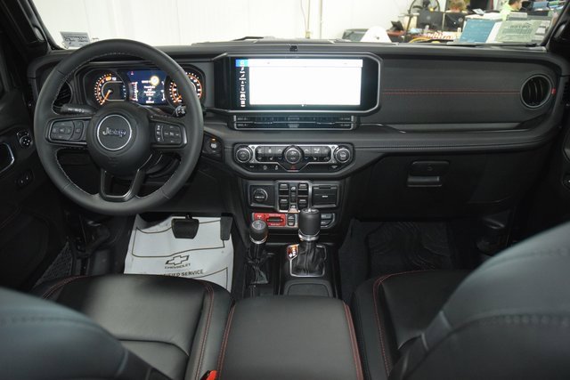 Used 2025 Jeep Wrangler Unlimited Rubicon w/ Technology Group image 32