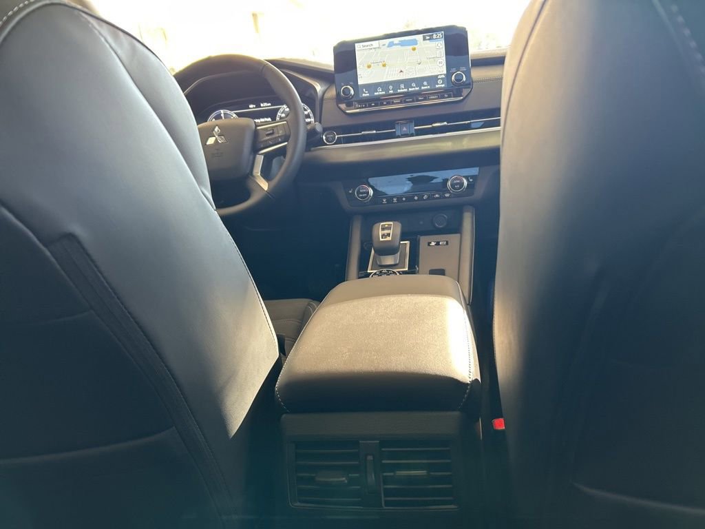 New 2025 Mitsubishi Outlander SE image 29