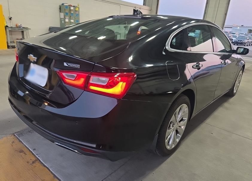 Used 2017 Chevrolet Malibu Premier w/ Driver Confidence Package FWD image 5