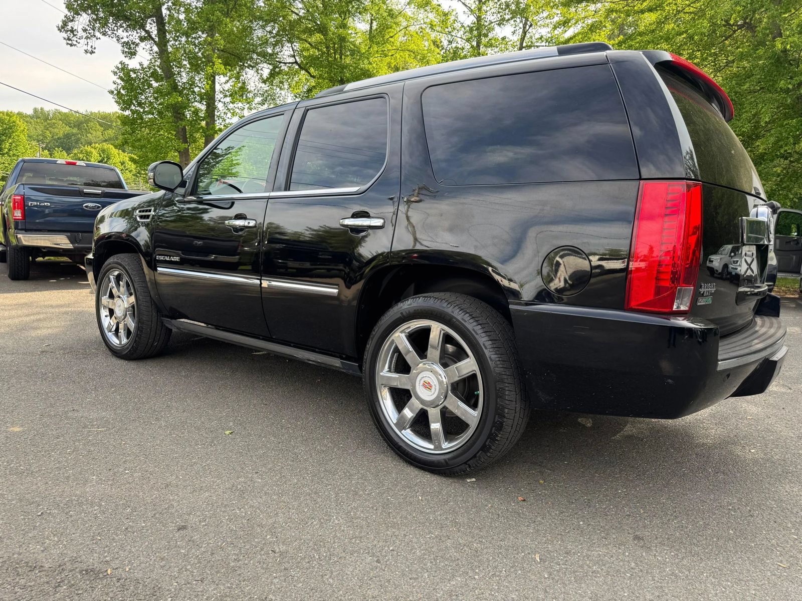 Used 2011 Cadillac Escalade Premium AWD/4WD image 5