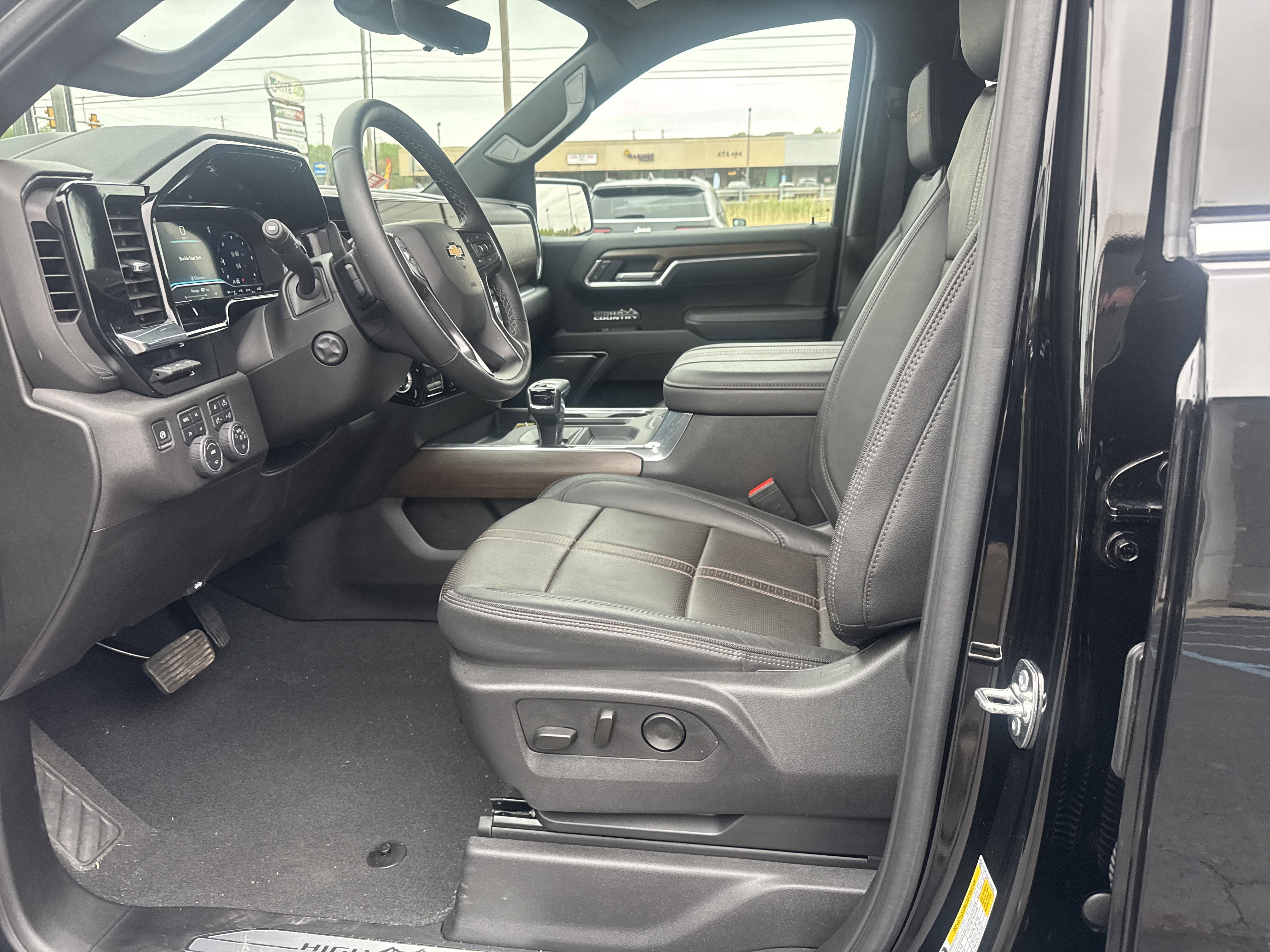 Used 2025 Chevrolet Silverado 1500 High Country w/ Technology Package AWD/4WD image 12