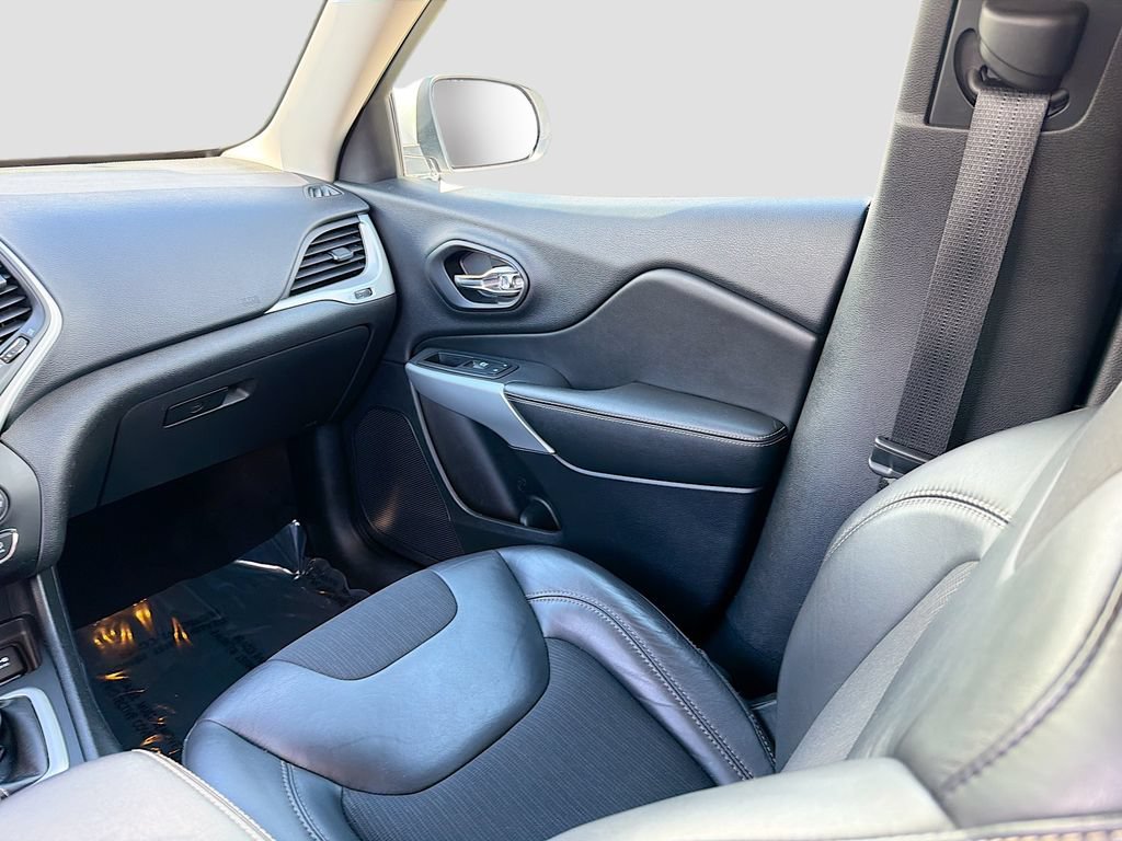 Used 2018 Jeep Cherokee Latitude Plus w/ Cold Weather Group FWD image 24
