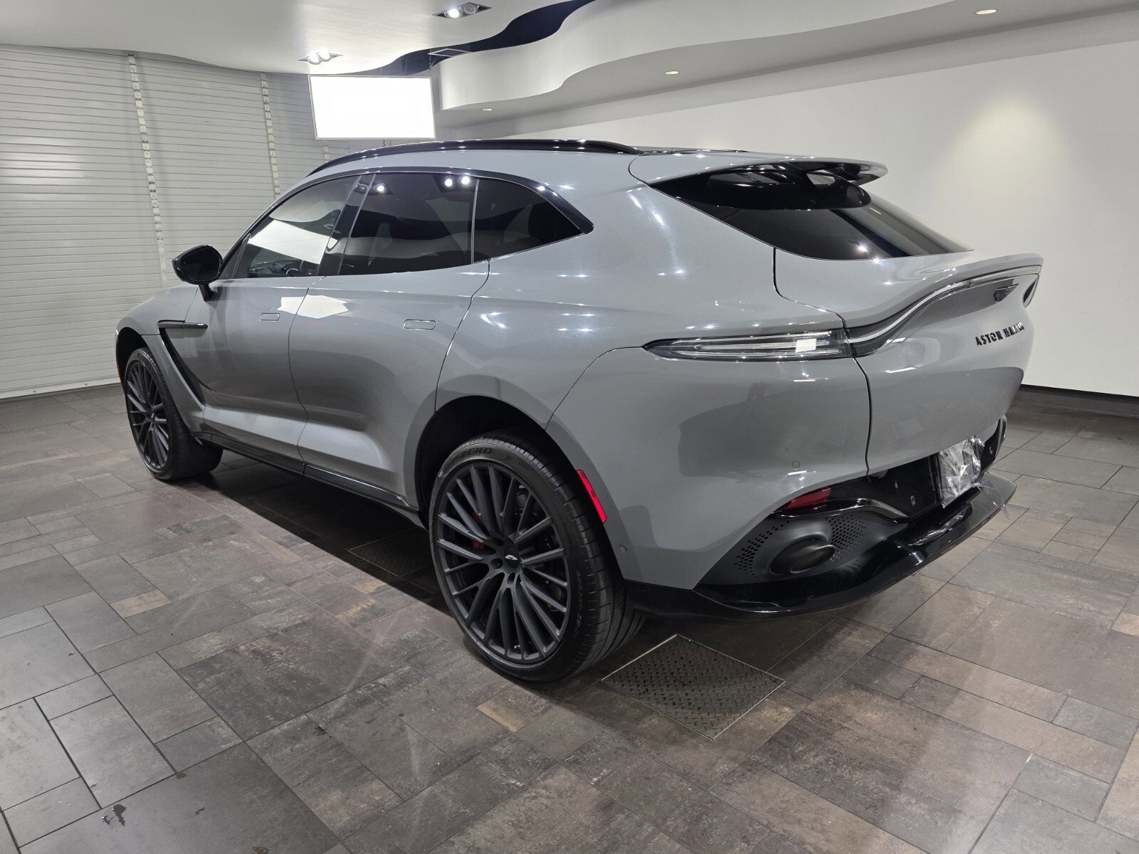 Used 2023 Aston Martin DBX image 2