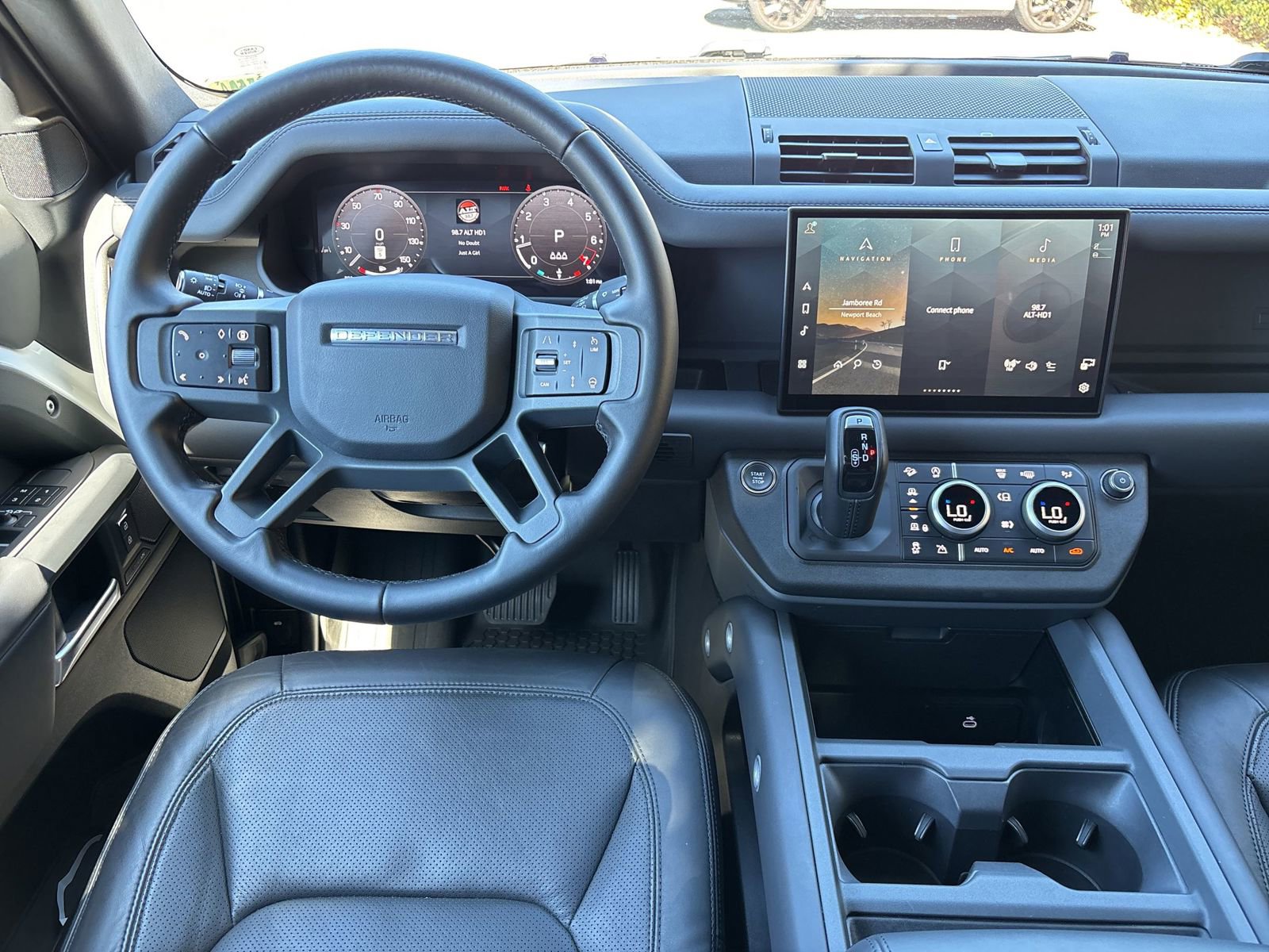 Used 2025 Land Rover Defender 90 S image 28