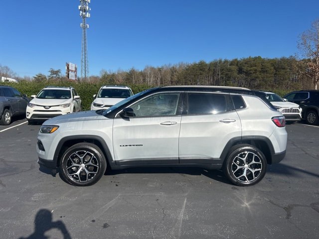 Used 2024 Jeep Compass Limited image 10