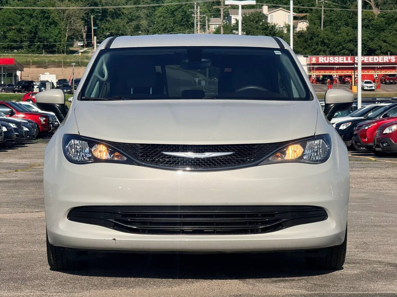 Used 2017 Chrysler Pacifica Touring FWD image 3