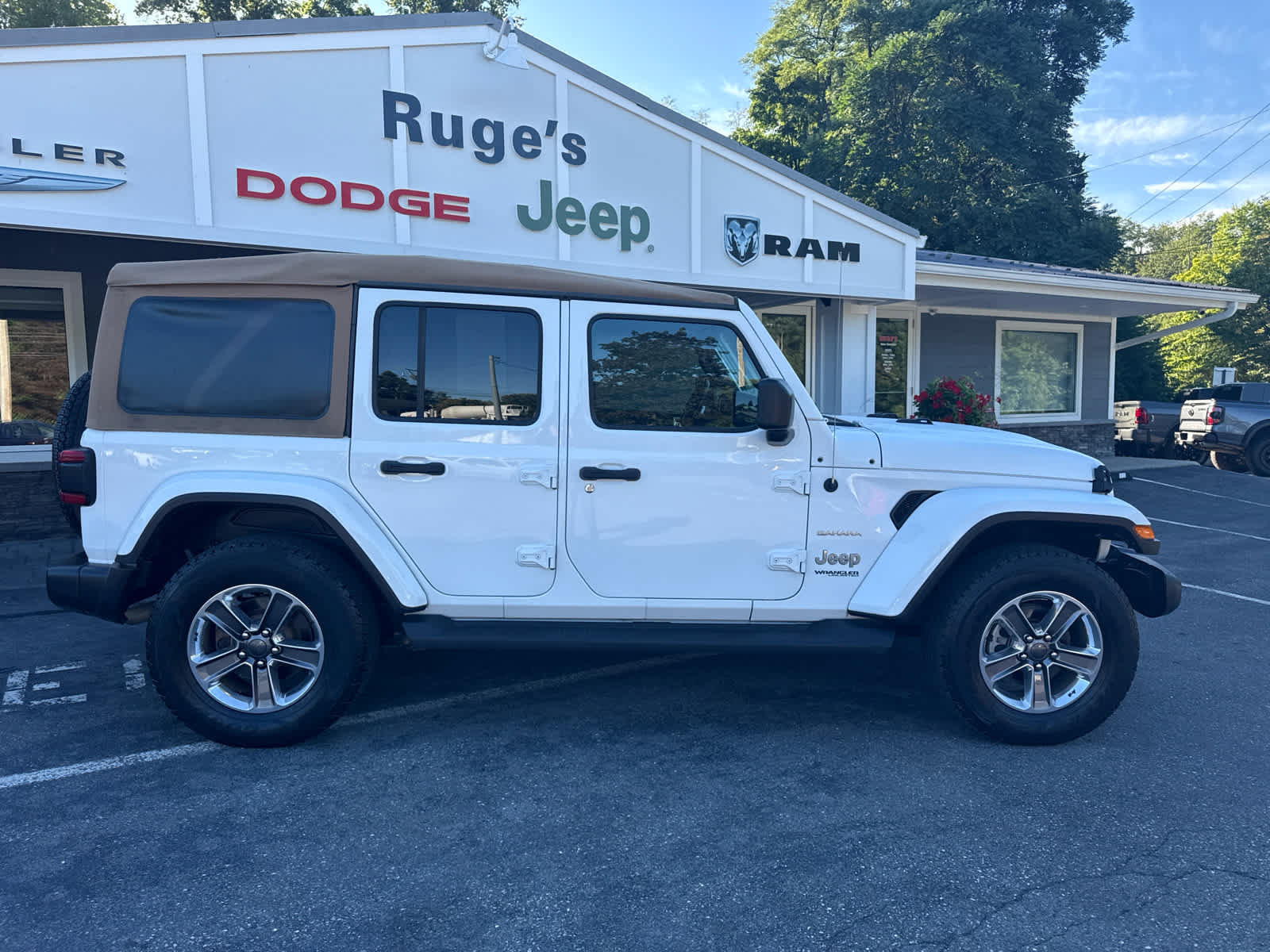 Certified 2021 Jeep Wrangler Unlimited Sahara AWD/4WD image 2