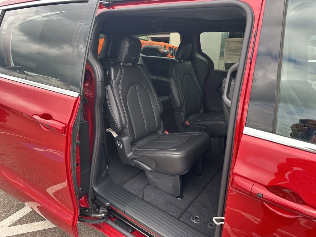 New 2026 Chrysler Pacifica Select FWD image 18
