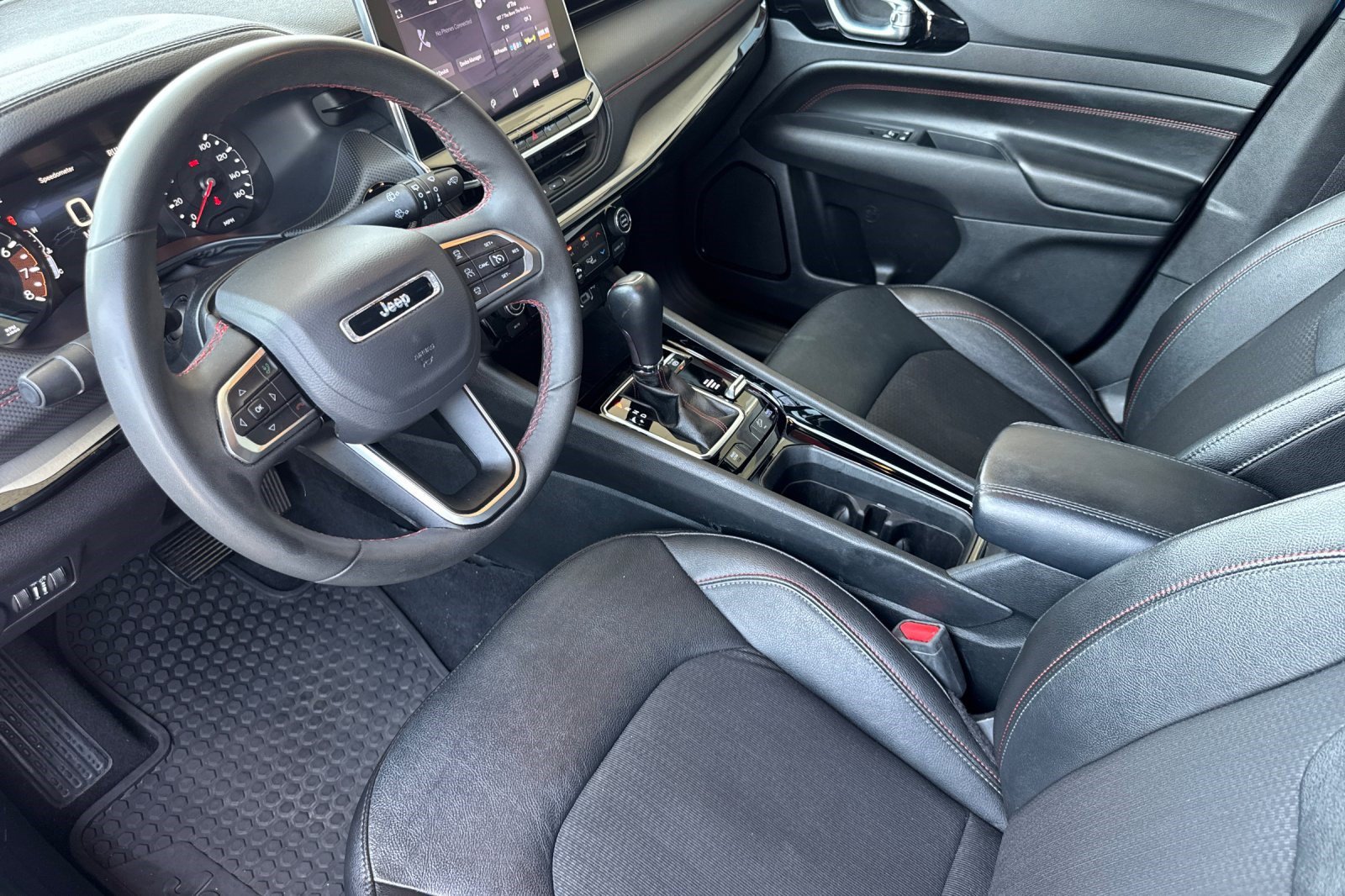 Used 2025 Jeep Compass Trailhawk AWD/4WD image 4