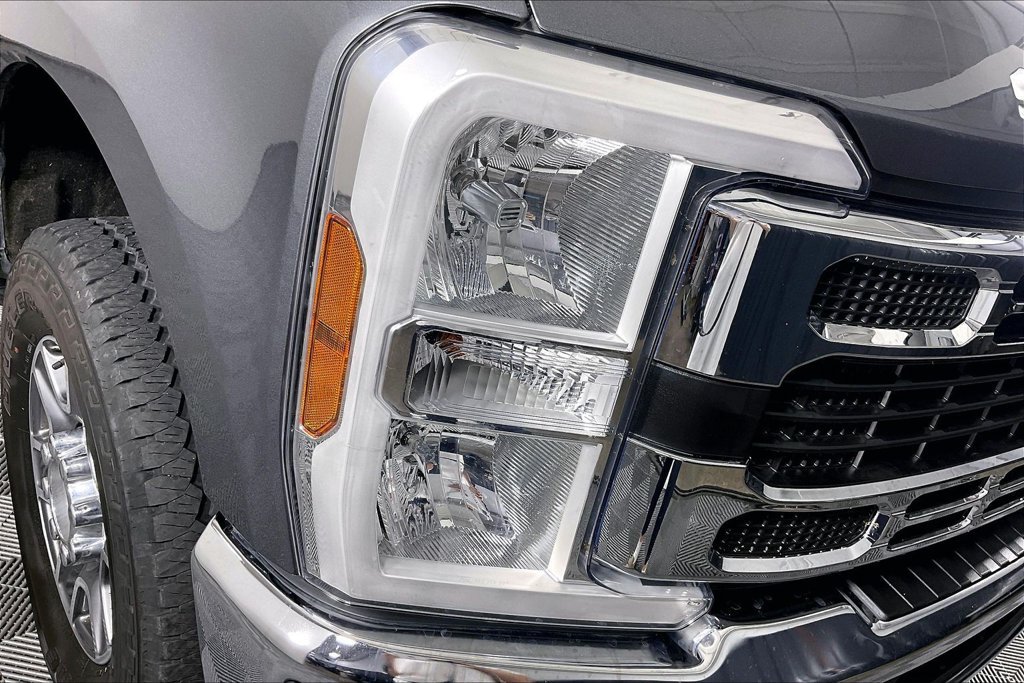 Used 2025 Ford F350 4x4 Regular Cab Super Duty image 32