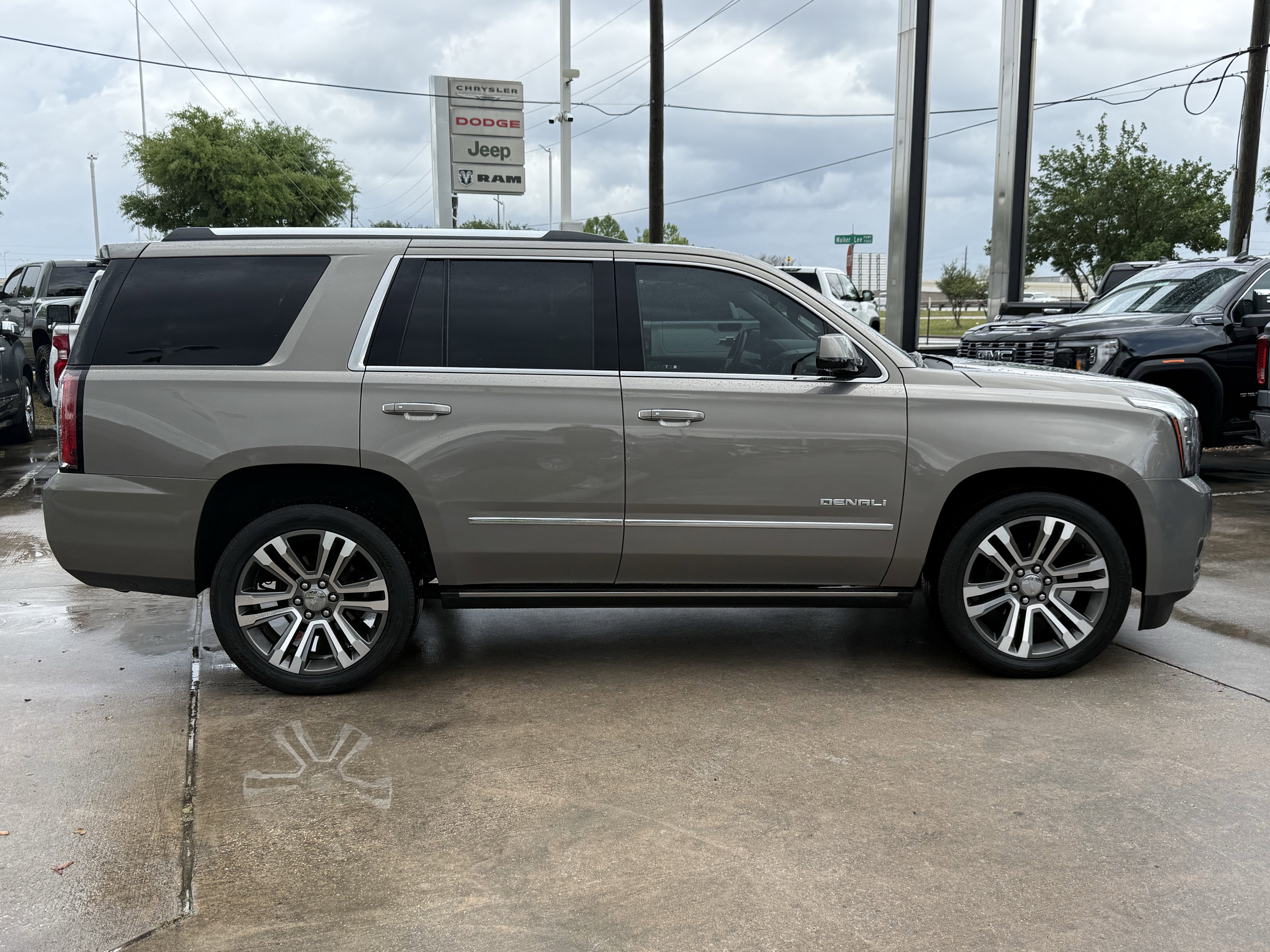 Used 2019 GMC Yukon Denali w/ Denali Ultimate Package image 3