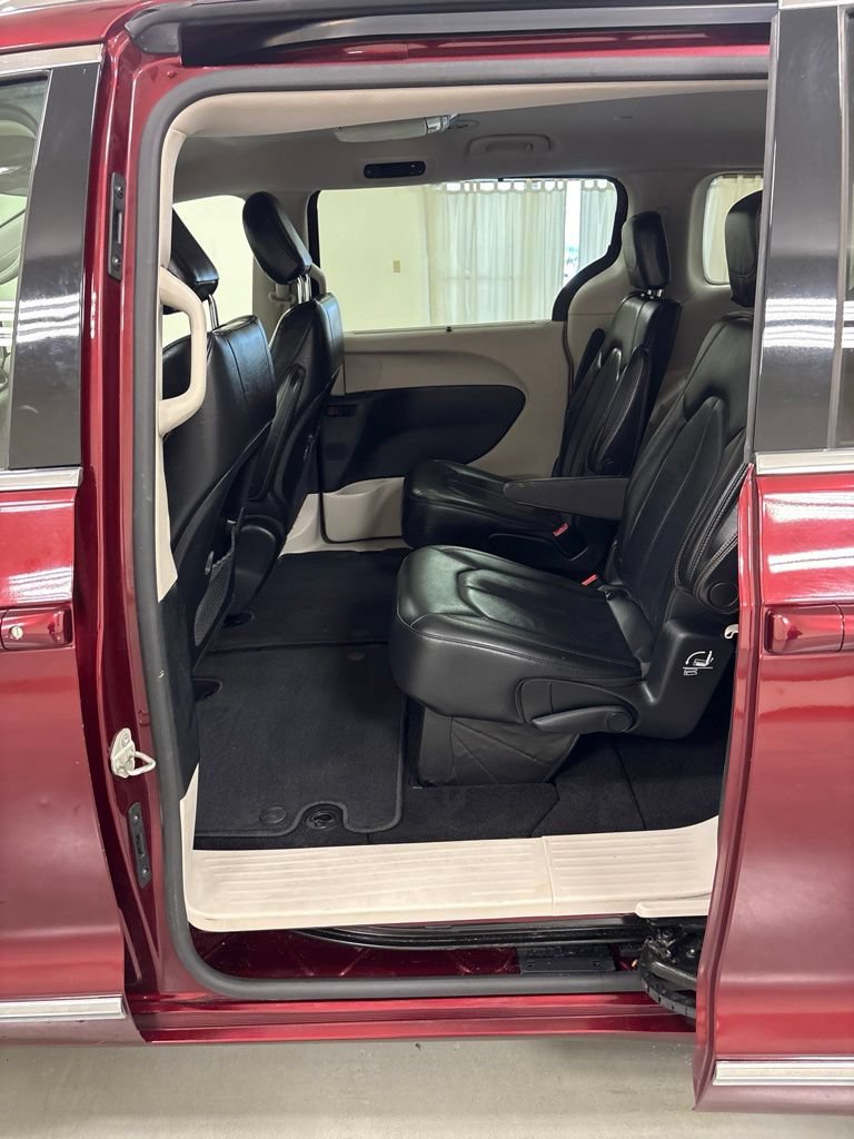 Used 2019 Chrysler Pacifica Touring-L FWD image 20