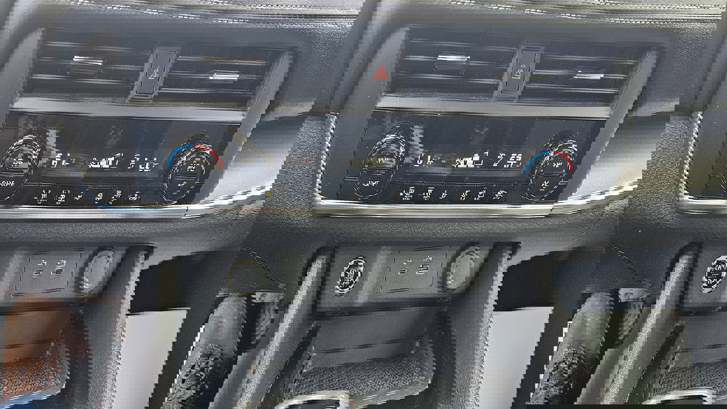 Used 2023 Nissan Rogue SV image 28