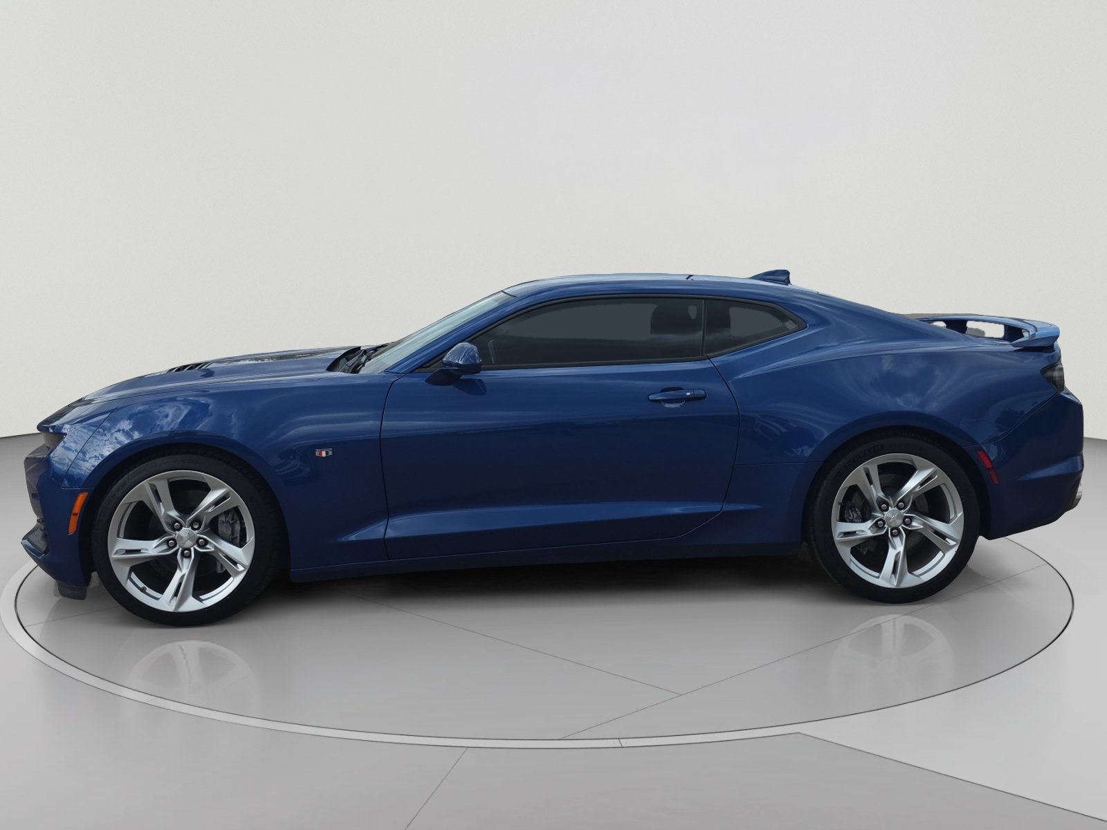 Used 2022 Chevrolet Camaro LT RWD image 2