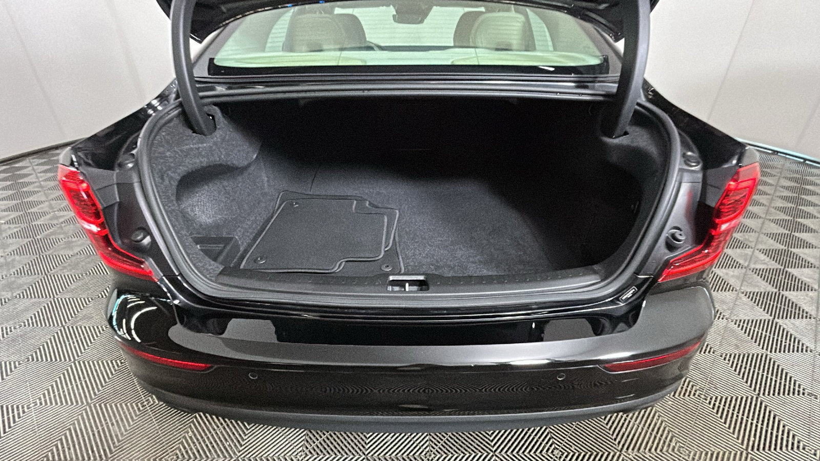 Used 2019 Volvo S60 T5 Momentum w/ Multimedia Package FWD image 33