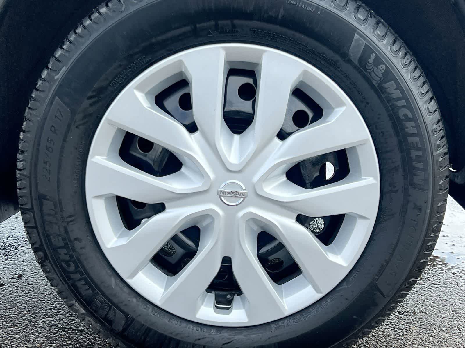 Used 2018 Nissan Rogue S image 14