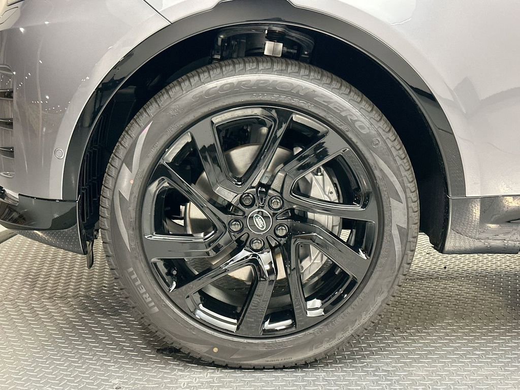 Certified 2025 Land Rover Discovery Dynamic SE AWD/4WD image 3