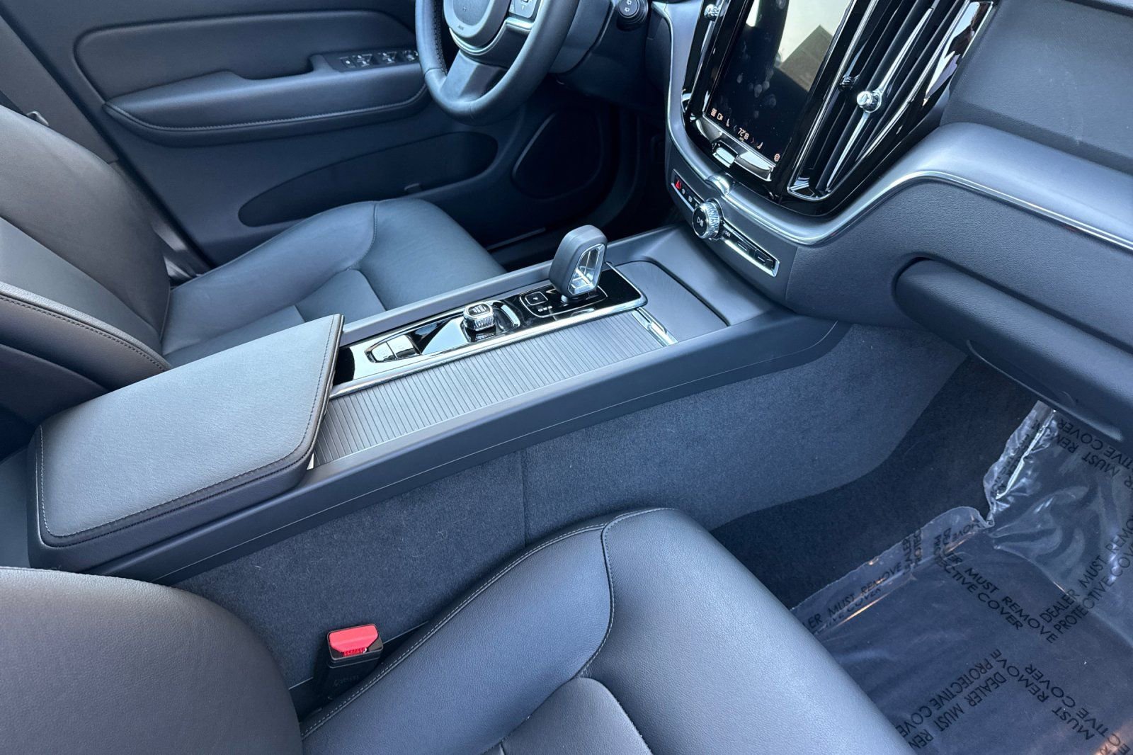 Used 2025 Volvo XC60 B5 Core w/ Protection Package Premier image 17