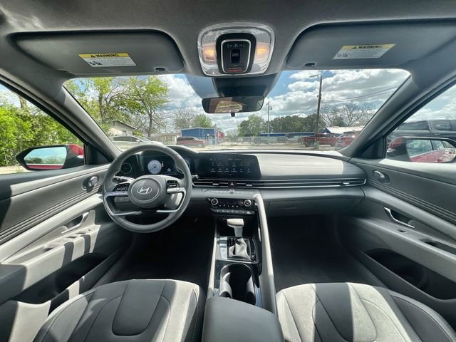 Used 2025 Hyundai Elantra SEL image 19