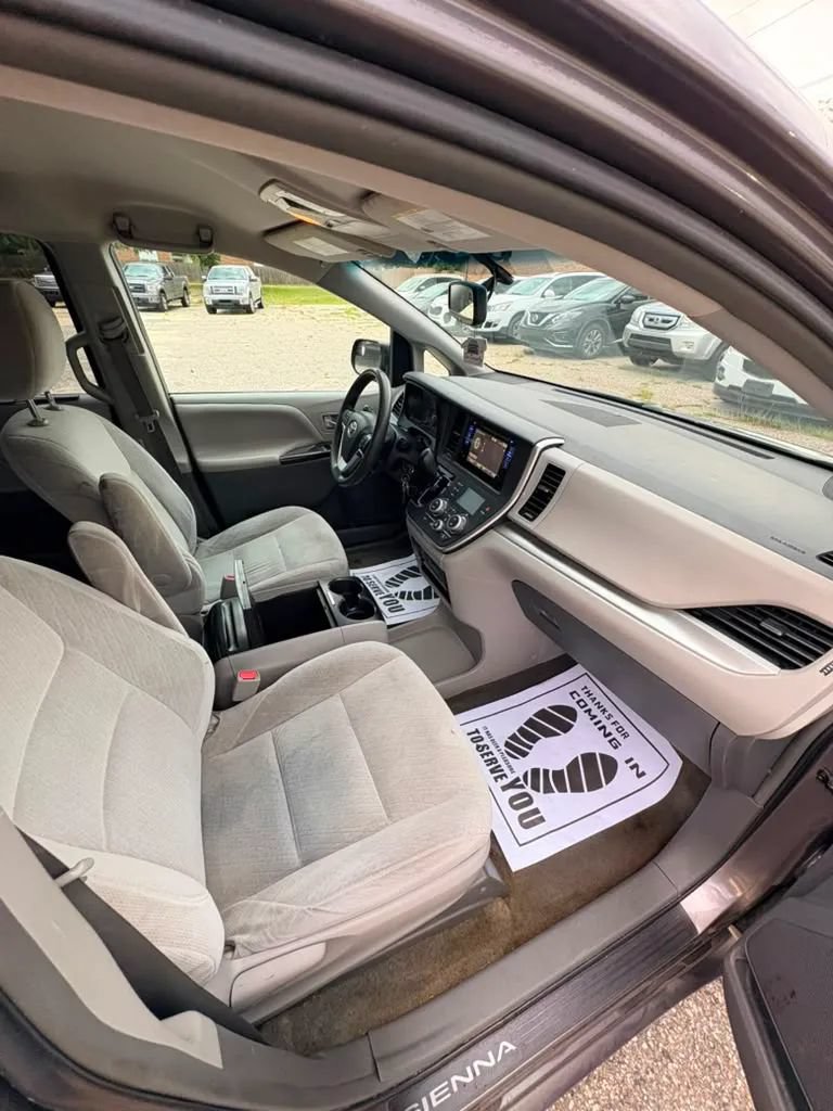 Used 2015 Toyota Sienna LE FWD image 9