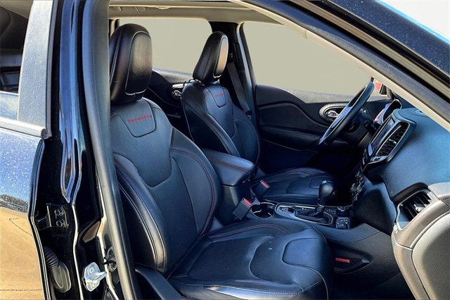 Used 2019 Jeep Cherokee Trailhawk image 7