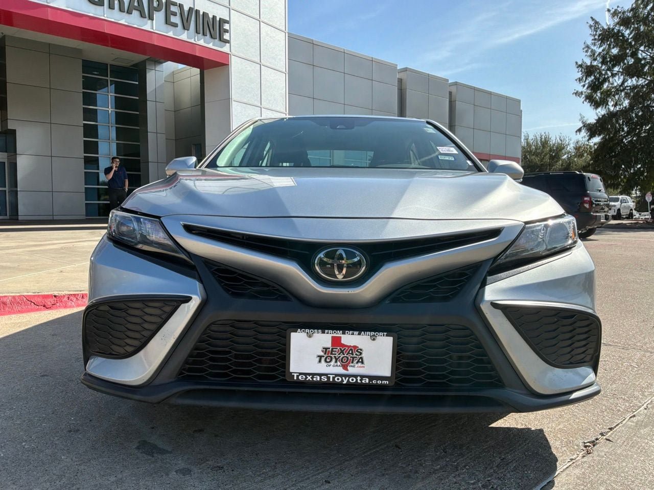 Used 2023 Toyota Camry SE FWD image 3