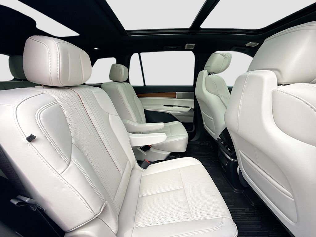 New 2026 Cadillac Vistiq Sport w/ LPO, Floor Liner Package image 29