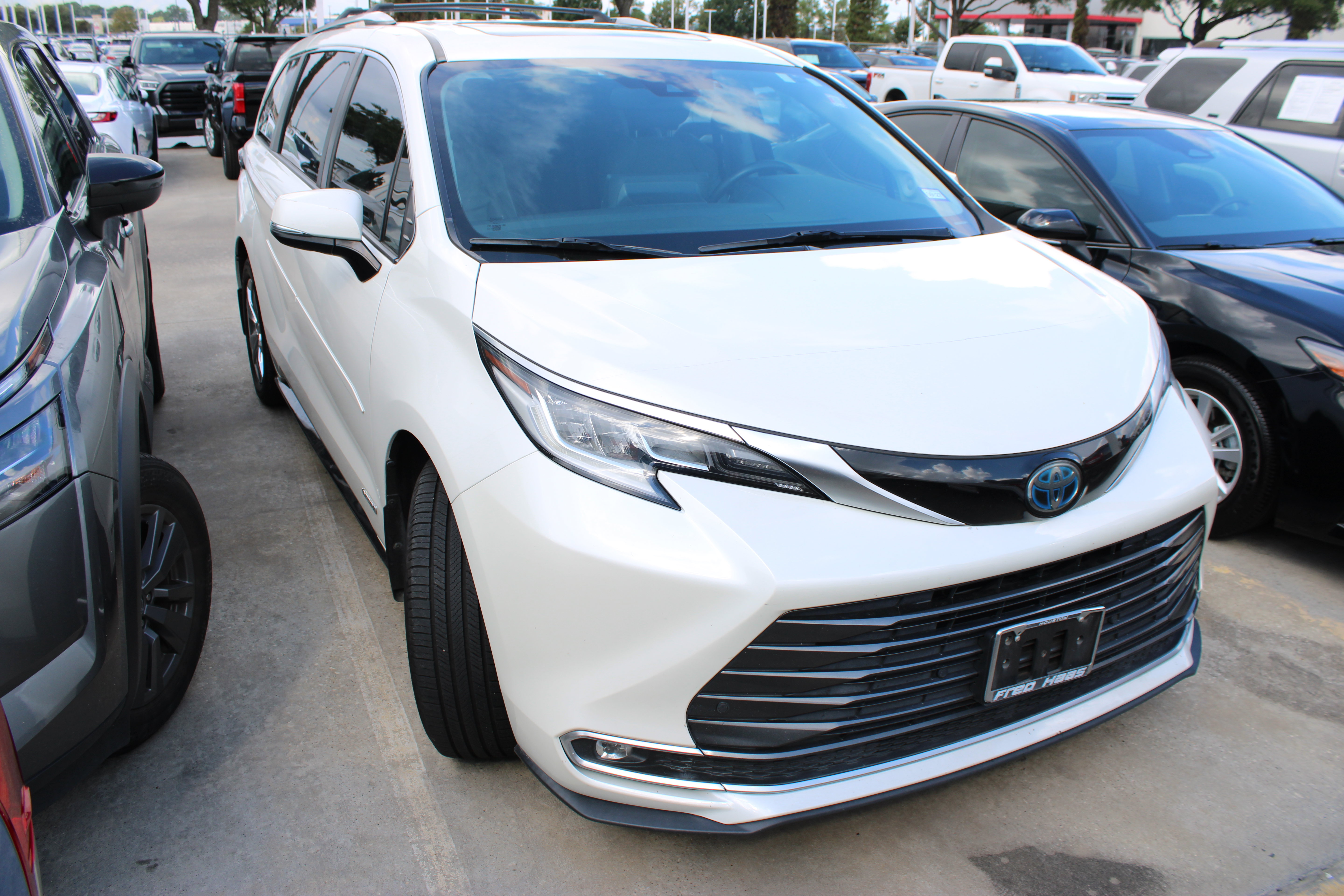 Used 2021 Toyota Sienna Limited FWD image 2